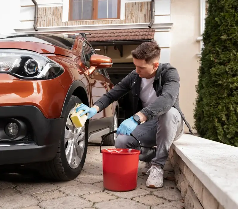 Lavage auto à domicile Saint-Bohaire : professionnel intervenant sur un véhicule
